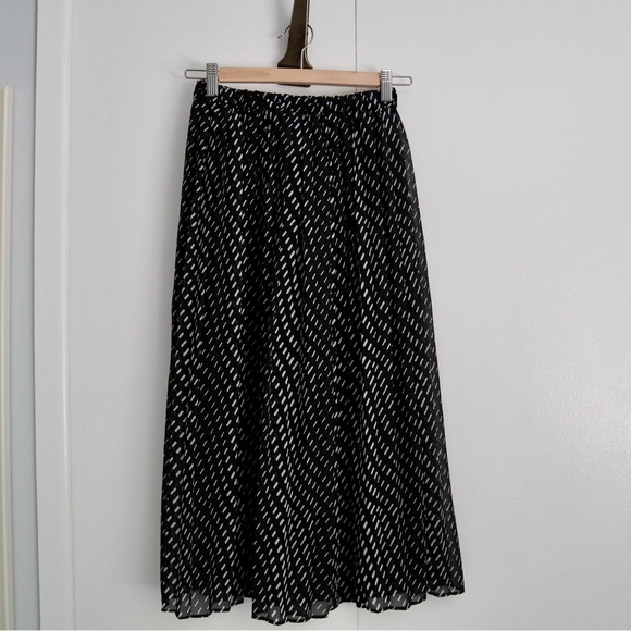 Uniqlo black and white patterned knee-length pleated skirt - Picture 4 of 4